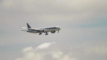 Boeing 777 Qatar flies video