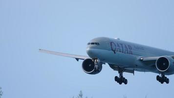 Qatar Boeing 777 landing video