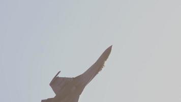 avion militaire vole dans le ciel video