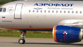 Airbus Aeroflot sur la voie de circulation video