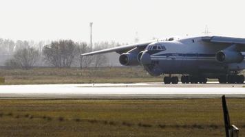 pista del avión de transporte il 76 video