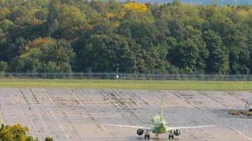 avião da s7 airlines taxiando video