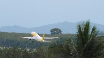 Airbus A320 of Scoot take off video