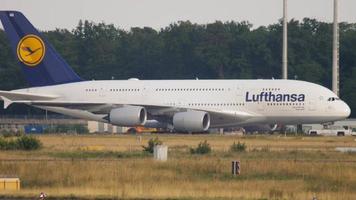 Towing Lufthansa Airbus 380