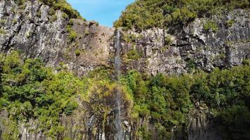 flyg drönare utsikt över vattenfallet på ön madeira, portugal. resa och utforska. högtider. nomadliv. njuta av den naturliga världen. ta hand om jorden. video