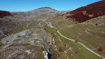 vista aerea del drone di vasti campi in montagna durante la giornata autunnale. villaggio di strada. area rurale. video