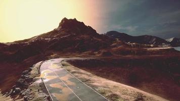 strada vuota e tortuosa verso le sabbie bianche video