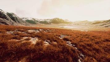 campos de hierba seca y montañas en nepal video