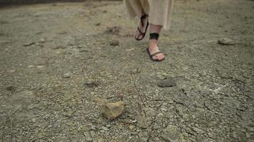 i piedi di gesù cristo con i sandali che camminano su un terreno roccioso video
