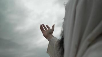 homem cristão religioso ou profeta bíblico levanta a mão orando video