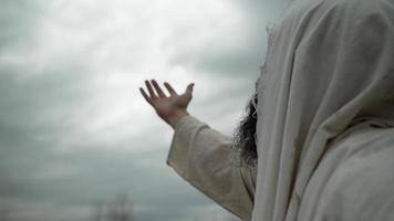 homem religioso ou jesus cristo da bíblia orando com a mão levantada