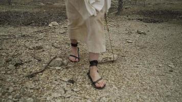 de voeten van jezus christus die sandalen draagt die op rotsachtig terrein lopen video