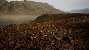 paysage atmosphérique avec lac de montagne parmi les moraines par temps de pluie video