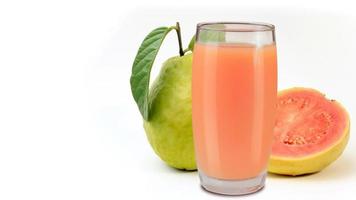Bio-Guava-Saft in Glasbecher isoliert auf weißem Hintergrund mit frischen Guaven video