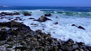 ondas na costa rochosa das águas do oceano pacífico na baía de monterey