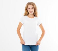 adolescente posando en un conjunto de pantalones blanco, espacio de copia, camiseta en blanco, mujer de camiseta vacía foto