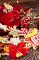 knar y galletas dulces de comida navideña sobre fondo de mesa de madera. copie el espacio enfoque selectivo. concepto de feliz año nuevo.