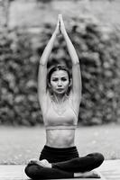 la meditación y el estiramiento de las mujeres asiáticas relajan sus músculos haciendo yoga en el jardín foto