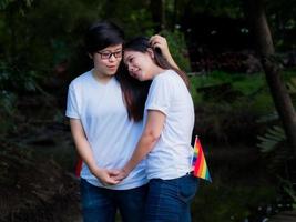las parejas asiáticas muestran el símbolo lgbt y se abrazan con amor y felicidad