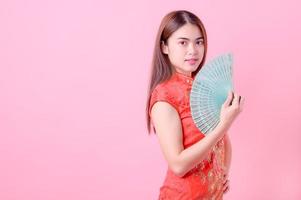 una hermosa mujer asiática posó para una foto con traje nacional chino durante el festival del año nuevo chino