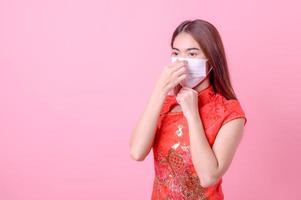 las bellezas jóvenes chinas recomiendan usar máscaras faciales para prevenir la contaminación por polvo y la infección por virus en el aire foto