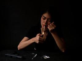 las adolescentes asiáticas están usando pita para vaporizar drogas e inhalarlas porque no pueden tolerar la necesidad de drogas foto