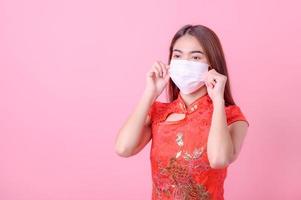 hermosas jóvenes chinas usan máscaras faciales para protegerse contra la contaminación por polvo y la infección por virus en el aire foto