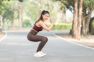 hermosas mujeres asiáticas hacen ejercicio en el parque todas las mañanas, es un estilo de vida para la relajación y la buena salud del cuerpo foto