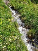 pequeño río en las montañas foto