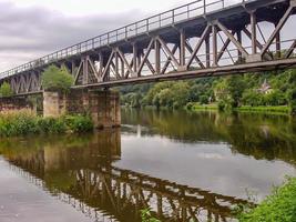 río con puente ferroviario foto