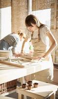 mujer independiente, negocios, hobby. mujer haciendo cerámica foto