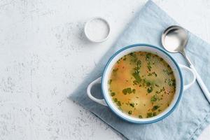 sopa de pollo, comida casera escandinava con mesa de piedra azul, espacio para copiar, vista superior foto