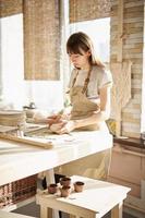 mujer independiente, negocios, hobby. mujer haciendo cerámica foto