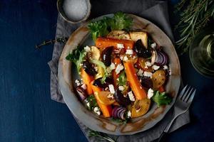 Ensalada vegetariana con queso feta, verduras asadas al horno, dieta cetocetogénica foto