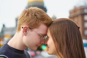 hombre y mujer mirándose, pareja joven llena de amor foto