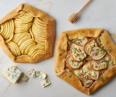 galette de frutas, tarta de manzana con miel, tarta salada de pera y queso, mesa de mármol, vista superior