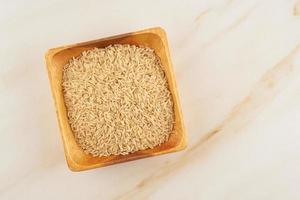 arroz integral en cuenco de madera sobre mármol, cereales integrales sin gluten, dieta fodmap foto