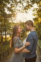 novia y novio se miran en el parque, concepto de amor y felicidad foto