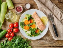 salmón al vapor y verduras, paleo, keto, dieta fodmap. foto