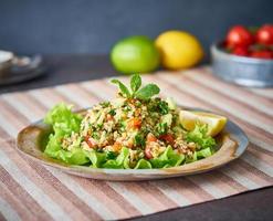 Ensalada tabulé con quinoa. comida oriental con mezcla de verduras, dieta vegana. vista lateral, foto