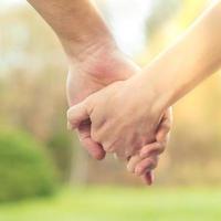 dos manos juntas, un hombre y una mujer tomados de la mano. marido y mujer juntos. apoyo y comprensión foto