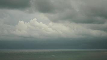 8k acercándose a las nubes de tormenta video