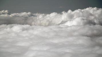 8k mer de nuages du sommet de la montagne
