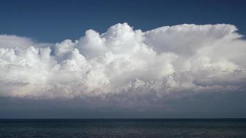 8k clima oceânico úmido úmido no oceano video