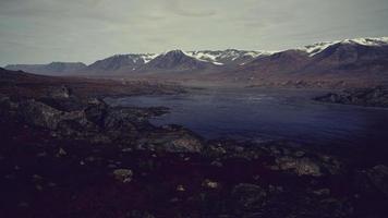 belle vue sur les montagnes brumeuses avec un reflet dans un lac video