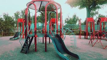 leerer bunter Kinderspielplatz im Park