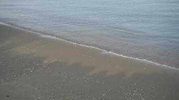 a água do mar move-se suavemente na praia video