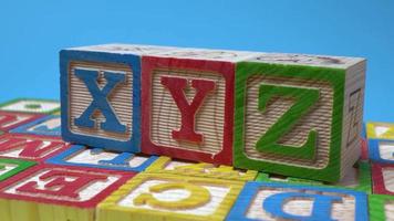 Holzblock des xyz-Alphabets auf der Oberfläche video