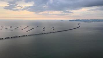 voo aéreo em direção à segunda ponte de penang na hora do pôr do sol. video