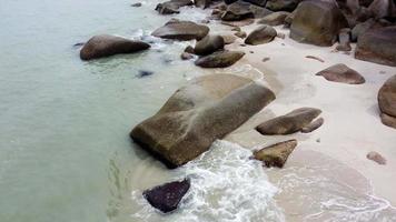l'onda dell'acqua di mare ha colpito dolcemente la roccia in riva al mare video